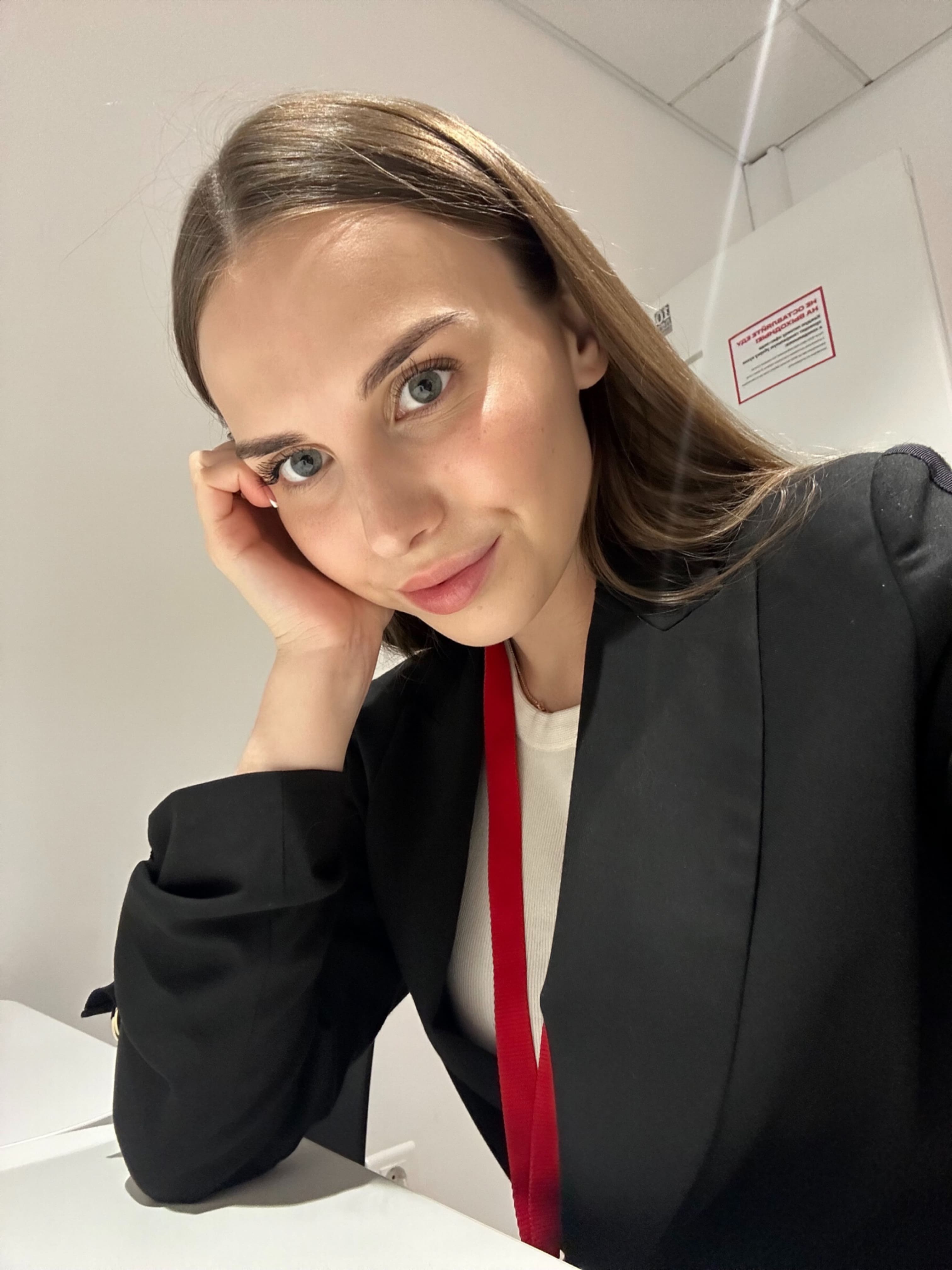 Алина в офисе